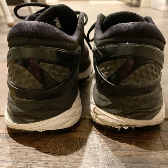 Black woman ASICS tennis shoes - Picture 3 of 4